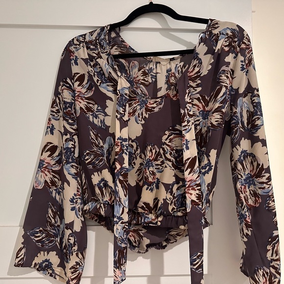 Sienna Sky bell sleeve top floral size Small - Picture 2 of 3